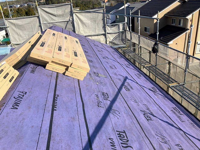 防水シートの敷き込み